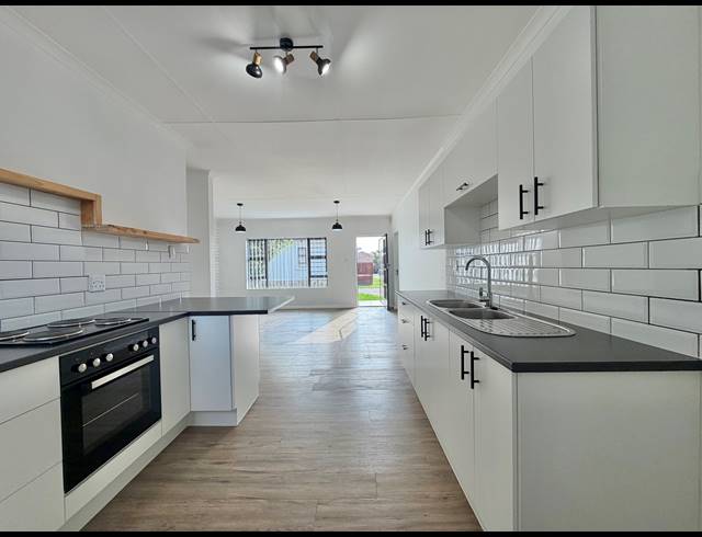 2 BEDROOM TOWNHOUSE FOR SALE IN JEFFREYS BAY CENTRAL